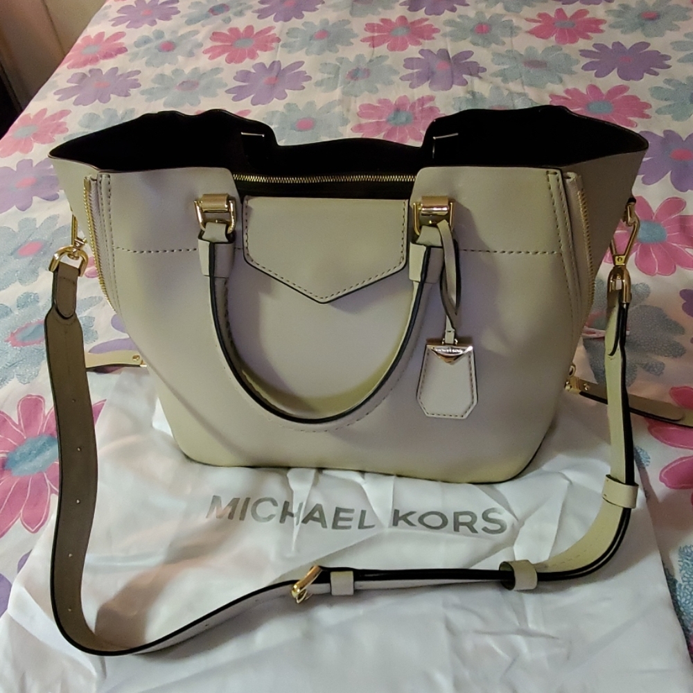 Michael Kors BLAKELY Medium Tote-OAT Color - Picture 3 of 11